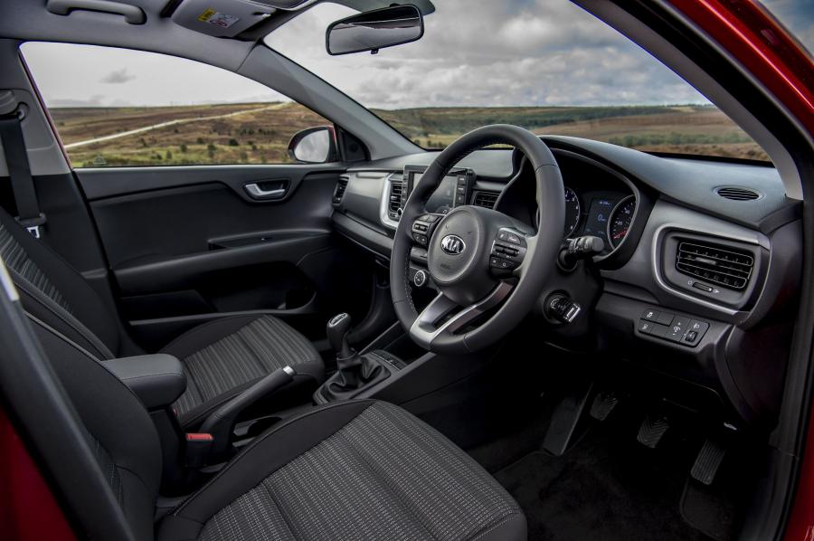Интерьер Kia Stonic 2017 года  (UK) (фото 6 из 51)